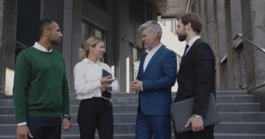 İş Adamları Sokağın Yakınındaki Ofis 'te Sohbet Ediyor. Gülümseyen Güzel İş Arkadaşları Yakınındaki Bina. İş ve Şirket Yaşam Tarzı Konsepti 