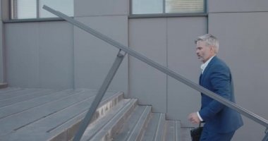 Randevu için acele eden yakışıklı adam. Kıdemli İşadamı geç saate kadar dışarıda. Şehir caddesinde merdivenlerden yukarı koşan olgun müdür. Yaşlı İşadamı Kol saatine hızla bakıyor