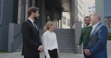 Sokaktaki Ofis Yakınındaki Çeşitli Meslektaşlar Sohbet Ediyor. Gülümseyen Güzel İş Arkadaşları, Partner Yakın Binası 'yla tokalaşıyor. İş ve Şirket Yaşam Tarzı Konsepti 