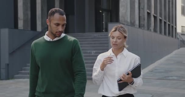 Multiracial Homem Positivo Mulher Adulta Segurando Laptop Talking Empresários Fora — Vídeo de Stock