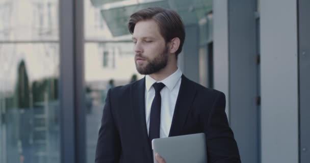 Retrato Médio Empreendedor Bonito Rua Homem Inteligente Segurando Laptop Olhando — Vídeo de Stock