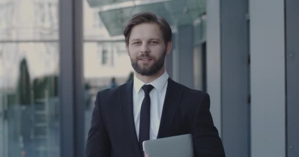 Hombre Inteligente Sosteniendo Ordenador Portátil Mirando Cámara Sonriendo Retrato Mediano — Vídeos de Stock