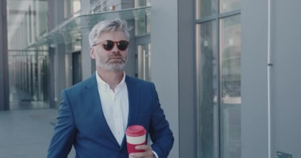 Biznesmen Trzymający Kawę Przerwie Starszy Biznesmen Chodzący Ulicą Dojrzały Facet — Wideo stockowe