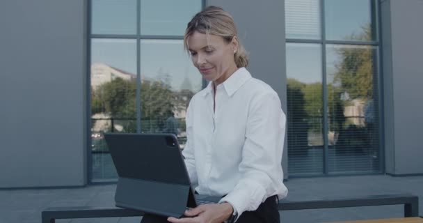 Mujer Negocios Madura Con Camisa Oficial Sentada Banco Antes Reunirse — Vídeo de stock