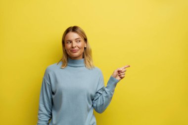 Yanını gösteren hoş bir kadın. Genç Kız Boş Kopya Uzayı 'nı göstererek eğleniyor. Güzel Dişi Gülümseyen Dişi, Sarıda soyutlanmış. Reklam Kavramı 