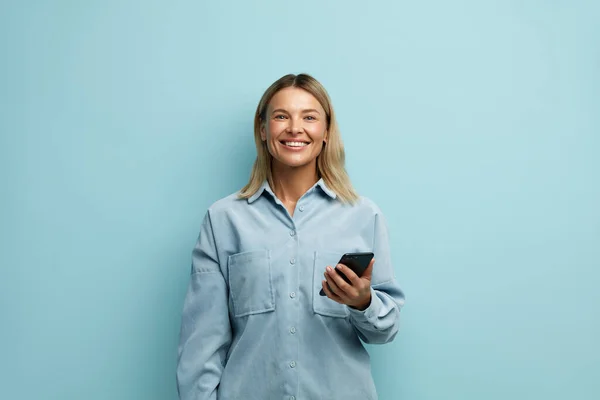 Ευτυχισμένη Γυναίκα Που Κρατάει Smartphone Απομονωμένο Caucasian Girl Posing Cellphone — Φωτογραφία Αρχείου