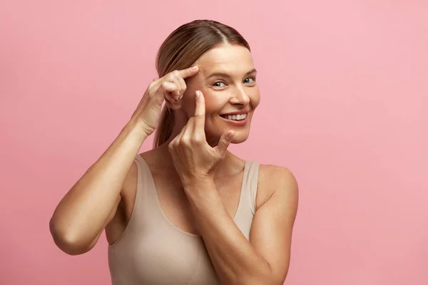 Cuidado Piel Mujer Tocando Arrugas Chica Con Rostro Belleza Tocando — Foto de Stock