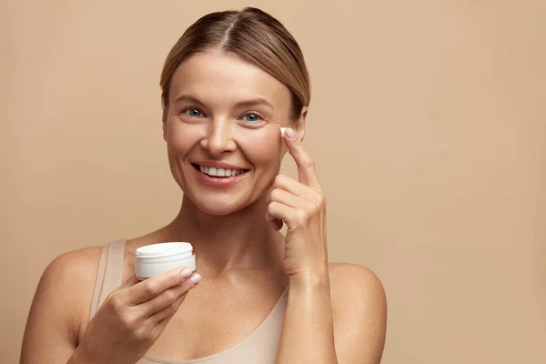 Beauty Woman Applying Face Cream Primer Plano Del Modelo Femenino — Foto de Stock