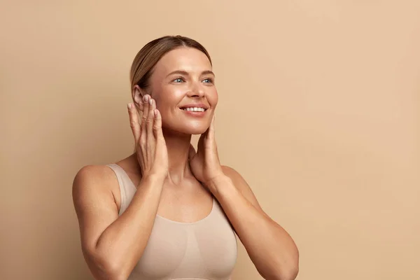 Mujer Sonriente Tocando Chics Cintura Hacia Arriba Retrato Mujer Atractiva — Foto de Stock