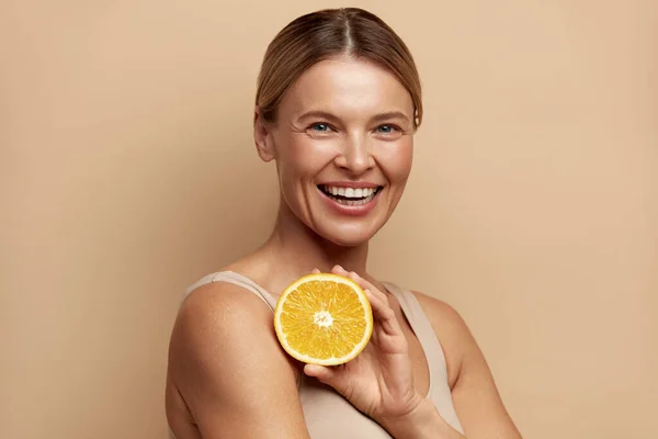 Gyönyörű Aki Narancsos Gyümölccsel Mosolyog Pozitív Ragyogó Arcbőrrel Narancssárga Portréval — Stock Fotó