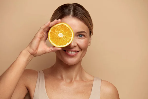 Hermosa Chica Sostener Rebanada Naranja Mujer Joven Feliz Mirando Cámara — Foto de Stock