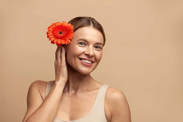 Femme Soins Peau Posant Avec Fleur Rouge Modèle Caucasien Tenant — Photo