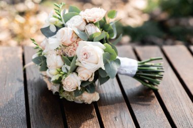 Gelinin buketi Taze çiçeklerin düğününde