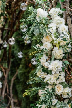Törende taze çiçeklerin düğün kemeri