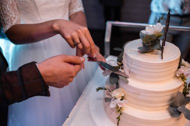 Güzel ve lezzetli el yapımı düğün pastası.
