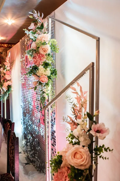 Salonda Çiçekli Düğün Dekoru — Stok fotoğraf
