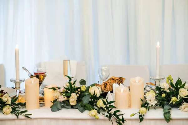 ホールの花と結婚式の装飾 ロイヤリティフリーのストック画像