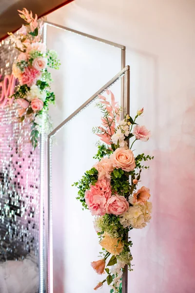 ホールの花と結婚式の装飾 ストック画像