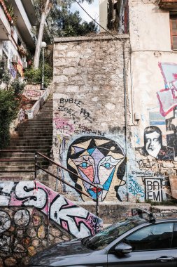 Atina sokakları grafiti ve şablonlarla