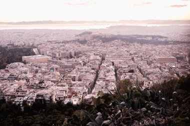 Atina 'nın manzarası akşam kentinde dağdan