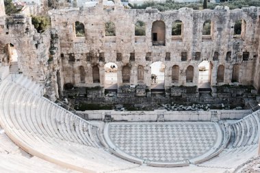 Atina dağdan akşam kenti ve Yunan amfitiyatrosuna bakıyor