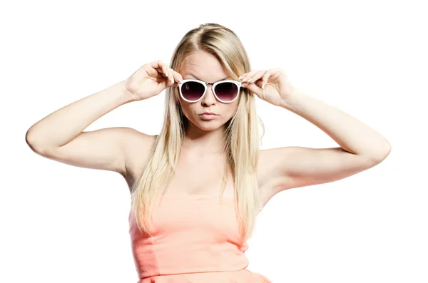 Atraktivní dívka v růžovém s brýlemi — Stock fotografie