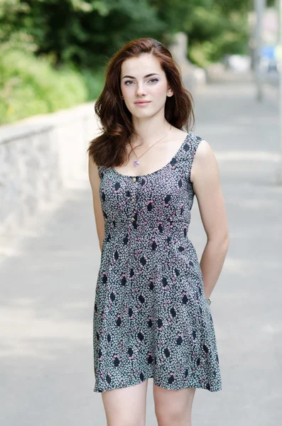 Portret de bruneta atractiv în rochie de vară pe drum — Fotografie, imagine de stoc