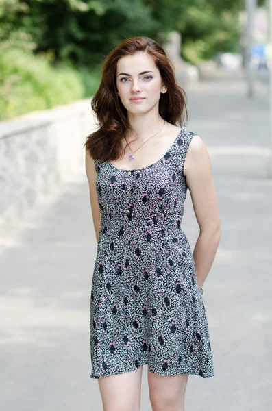 Retrato de morena atractiva en vestido de verano en la carretera —  Fotos de Stock