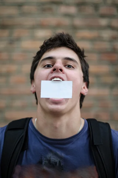 adamın ağzında beyaz kart ile