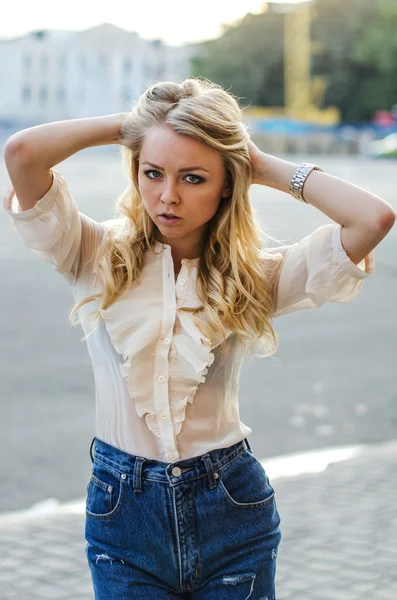 sarışın kız sokakta poz kot şort