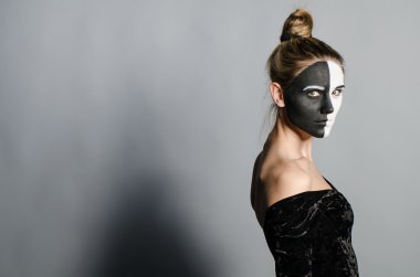 siyah beyaz kız kameraya benziyor