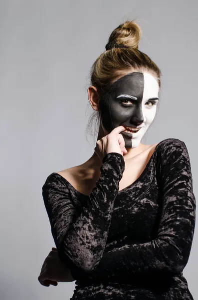 siyah-beyaz yüzler kız kameraya bakar ve parmaklarını yiyor