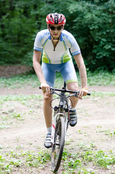 Jeune homme vélos dans la forêt à vélo Photo De Stock