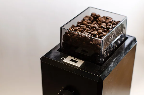 kahve çekirdekleri beyaz zemin üzerine siyah elektrik değirmeni