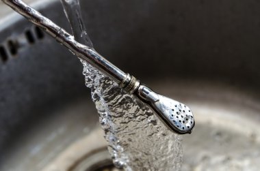 metal soğuk su jeti altında saman