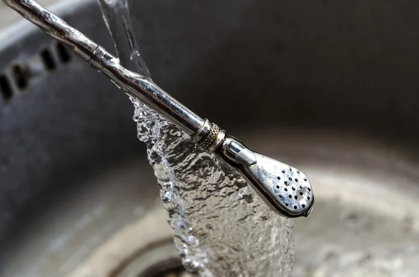 metal soğuk su jeti altında saman