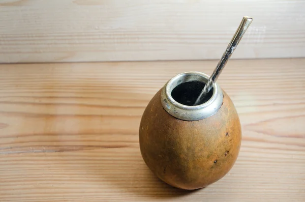 Calabash mate ve masanın üzerine sıcak su ile