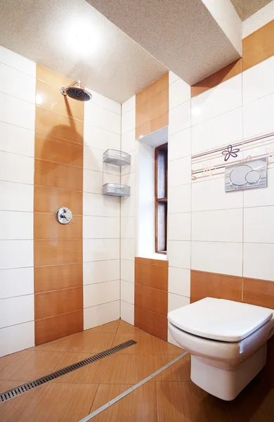 Kahverengi ve beyaz banyo — Stok fotoğraf