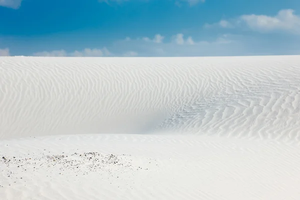 Sable blanc et ciel bleu dans le désert Images De Stock Libres De Droits