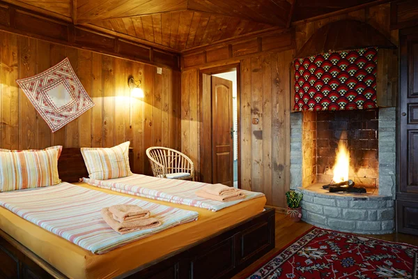 Gästehaus Schlafzimmer mit Kamin — Stockfoto