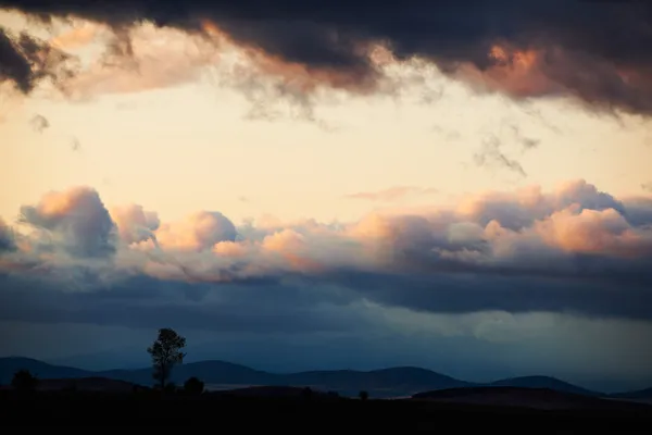 Paisagem nublada do pôr do sol — Fotografia de Stock