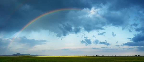 Arcobaleno nella stagione primaverile — Foto Stock