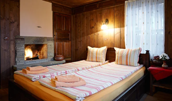 Casa de invitados dormitorio con chimenea —  Fotos de Stock