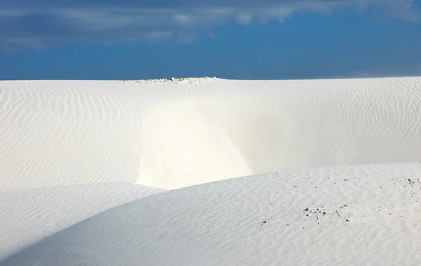 Arena blanca y cielo azul en el desierto Fotos De Stock