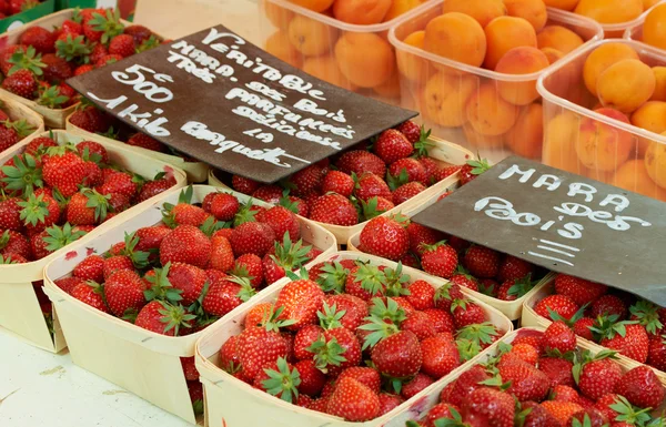 프랑스에 있는 판매를 위한 딸기 — 스톡 사진