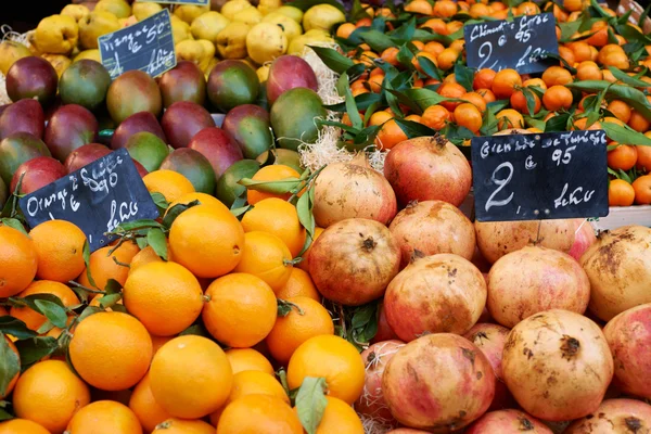 Frutas en venta en el mercado — Foto de Stock