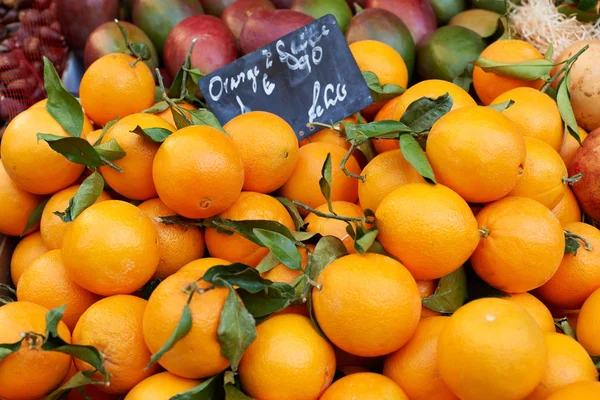 Frutas en venta en el mercado — Foto de Stock