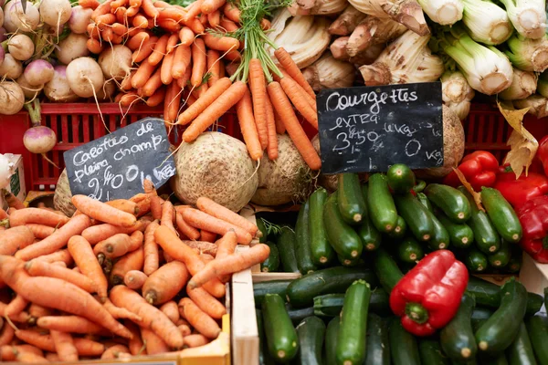 Vegetables on market stall — Stock Photo, Image