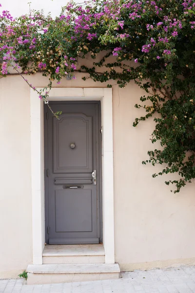 Двері будинку у курортному містечку Сен-Тропе — стокове фото