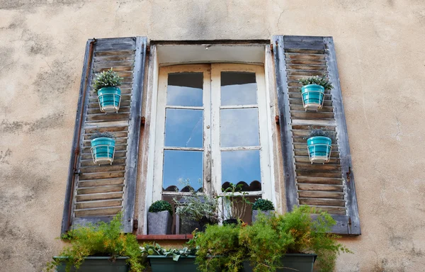 Typical Provence window in Saint Tropez — Stock Photo, Image
